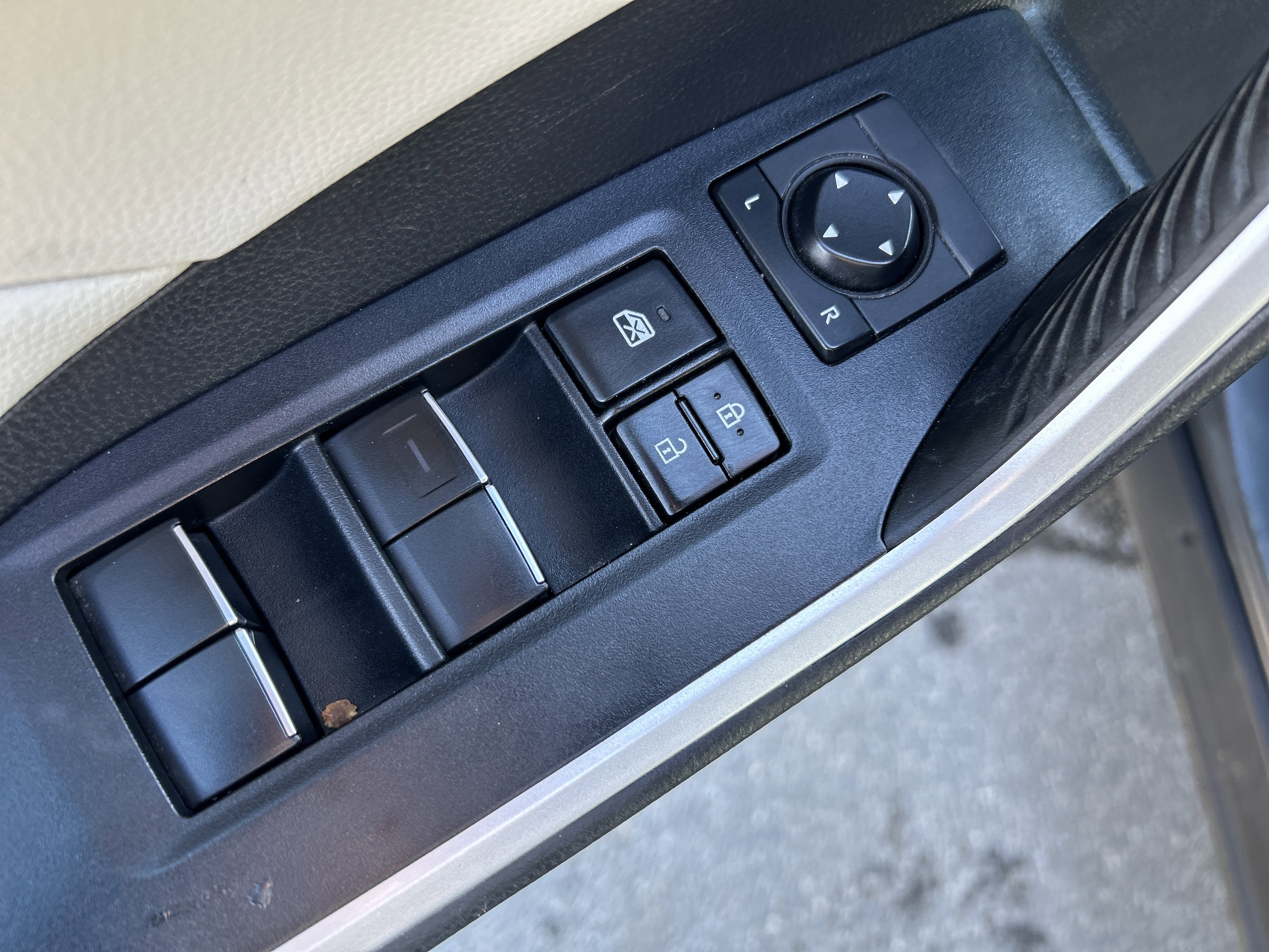 Used 2020 Toyota RAV4 XLE Premium image 20