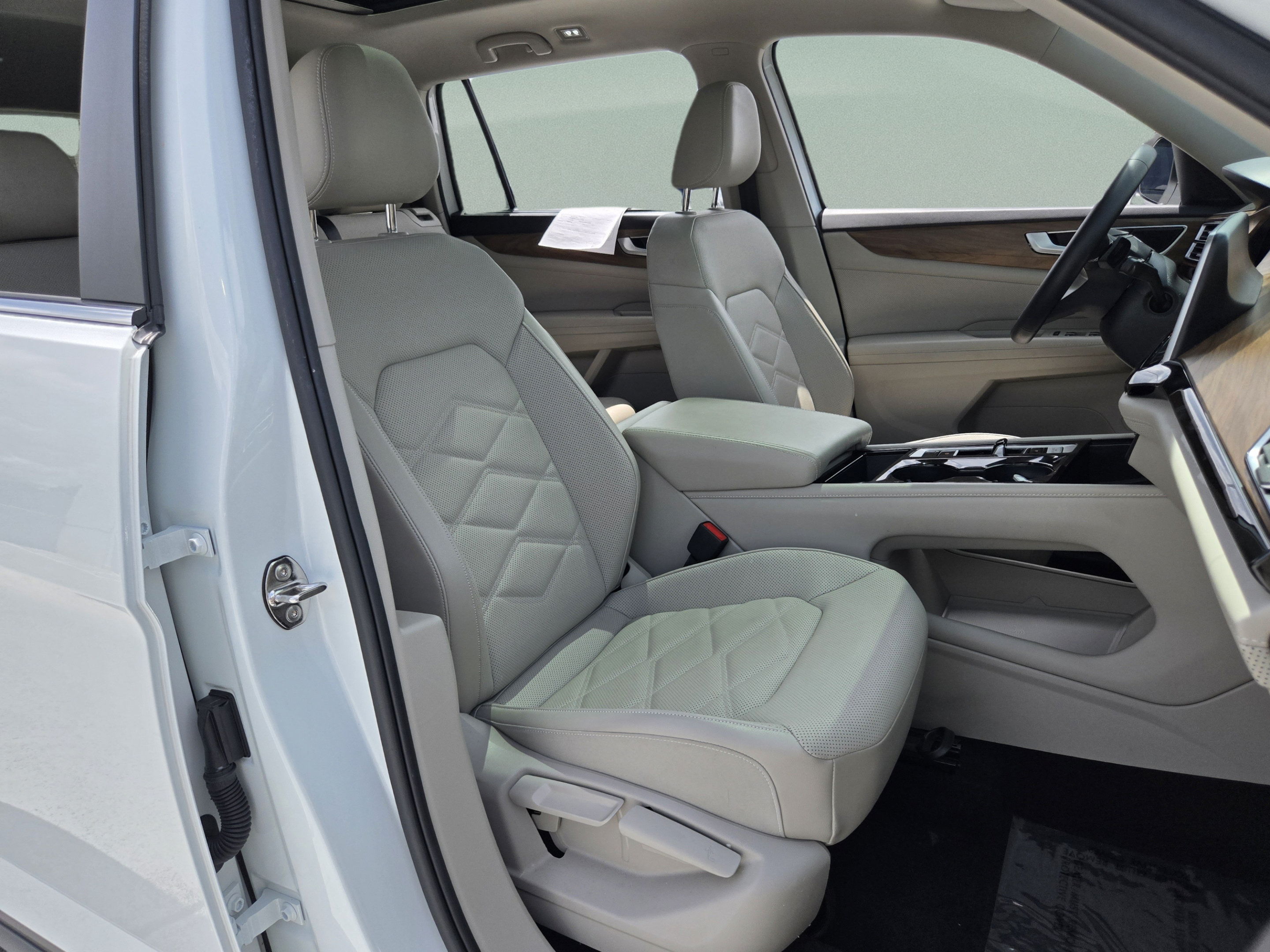Used 2024 Volkswagen Atlas SE w/ Panoramic Sunroof Package AWD/4WD image 32