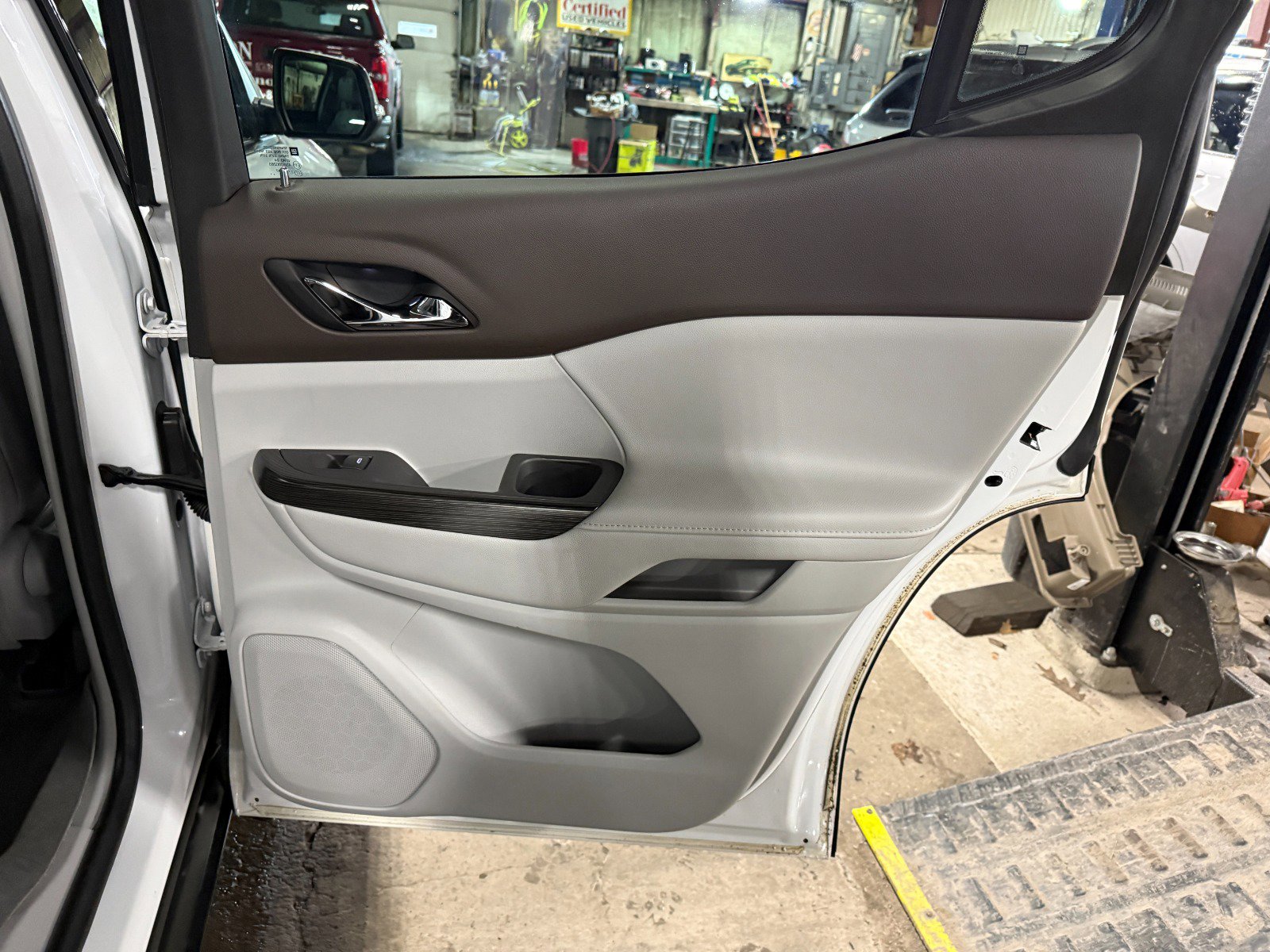 Used 2022 GMC Acadia SLT w/ LPO, Floor Liner Package image 22