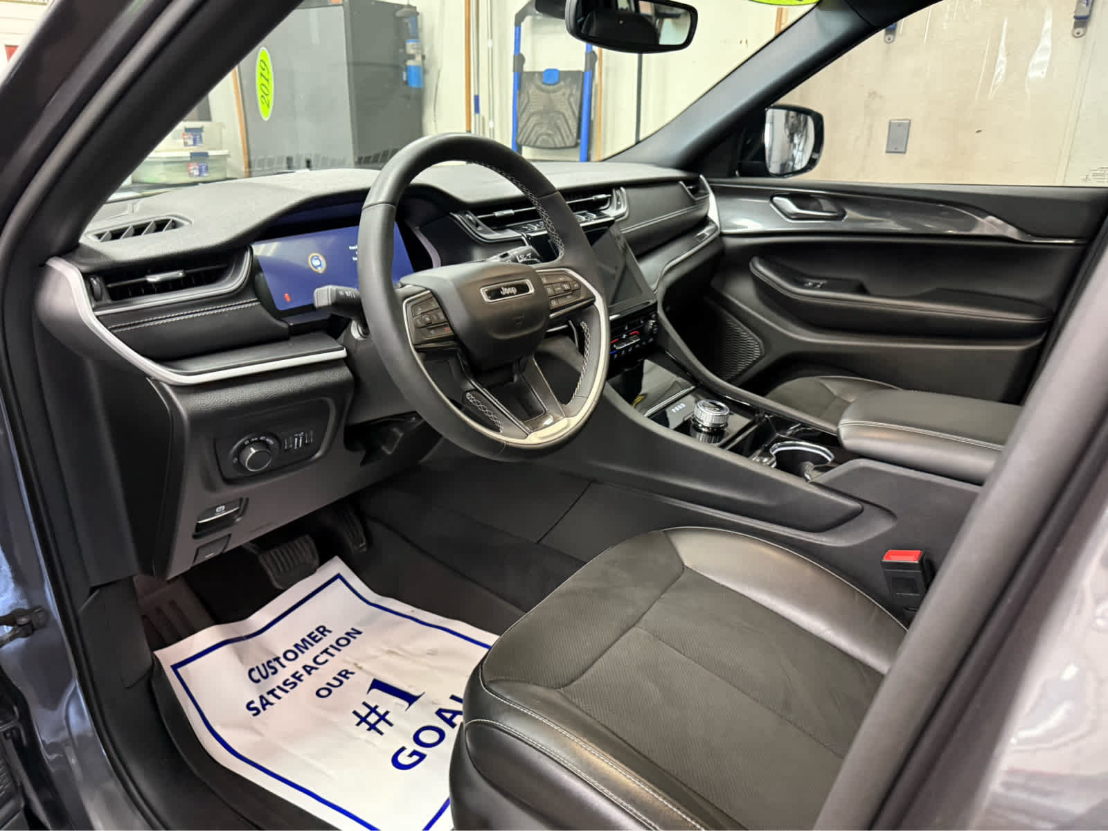Used 2023 Jeep Grand Cherokee L Laredo AWD/4WD image 10