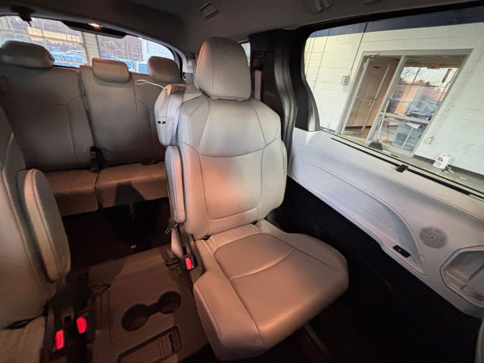 Used 2025 Toyota Sienna XLE image 41