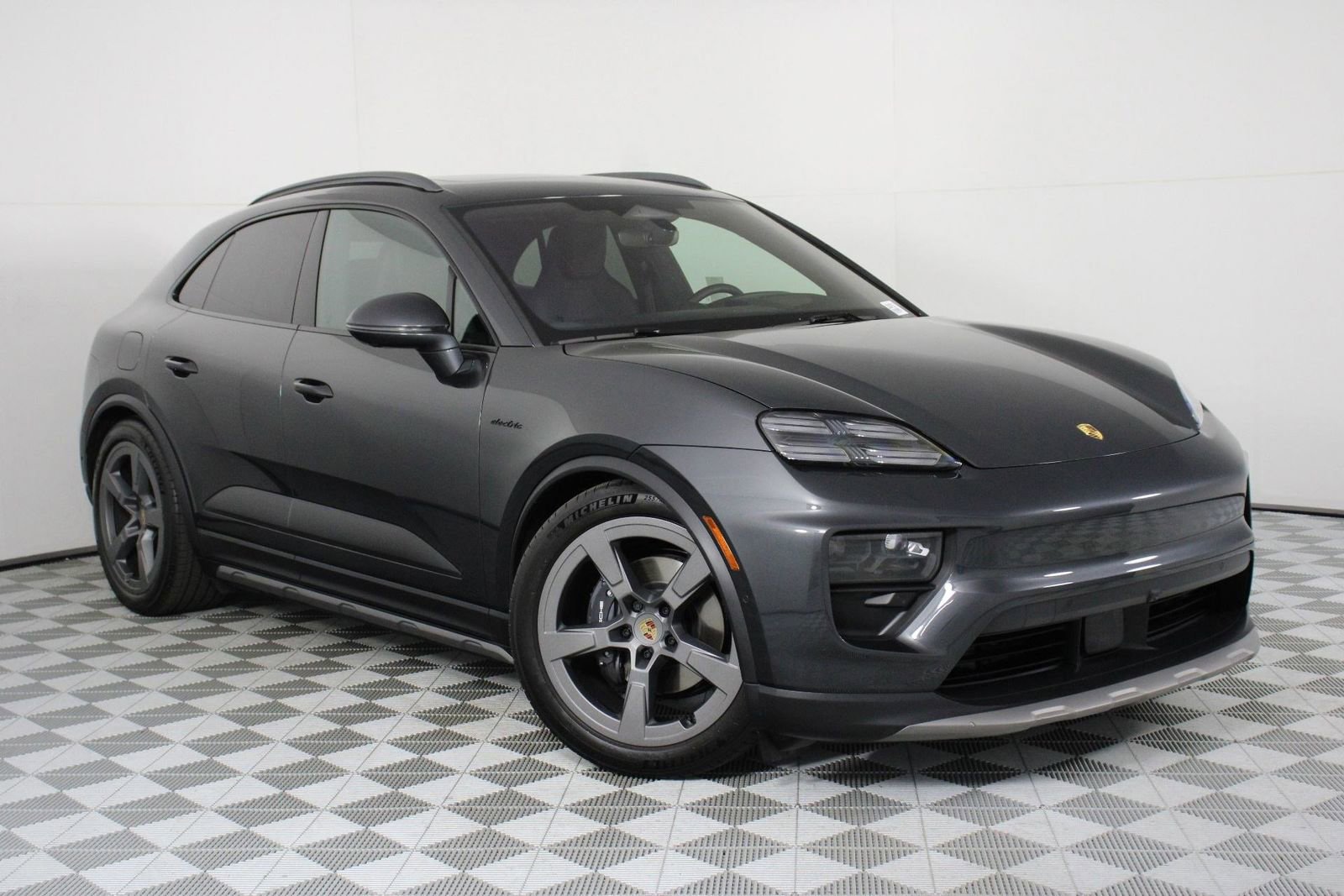 Used 2025 Porsche Macan 4 Electric AWD/4WD image 9