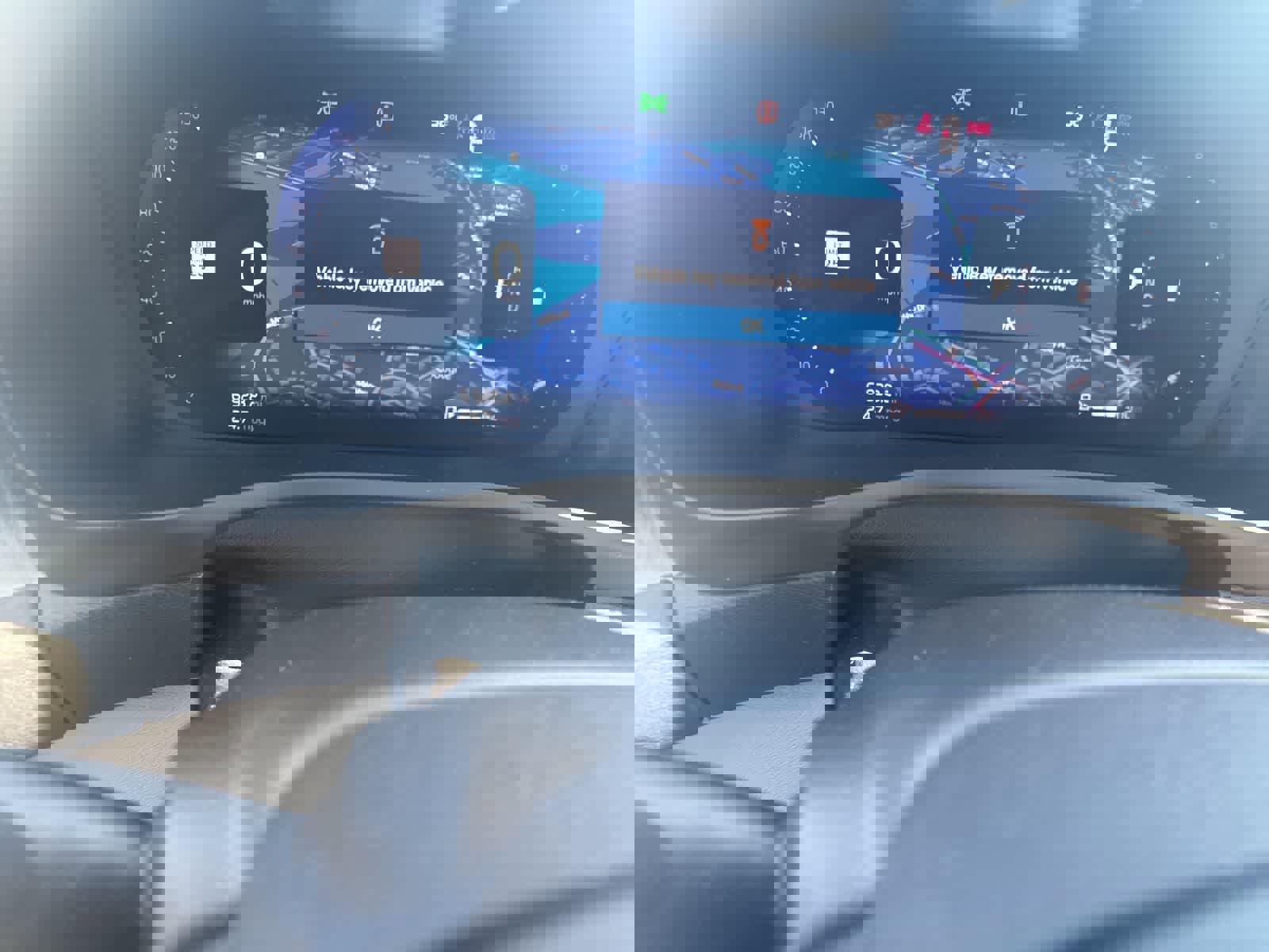 Used 2025 Volvo XC40 B5 Ultra w/ Climate Package image 29