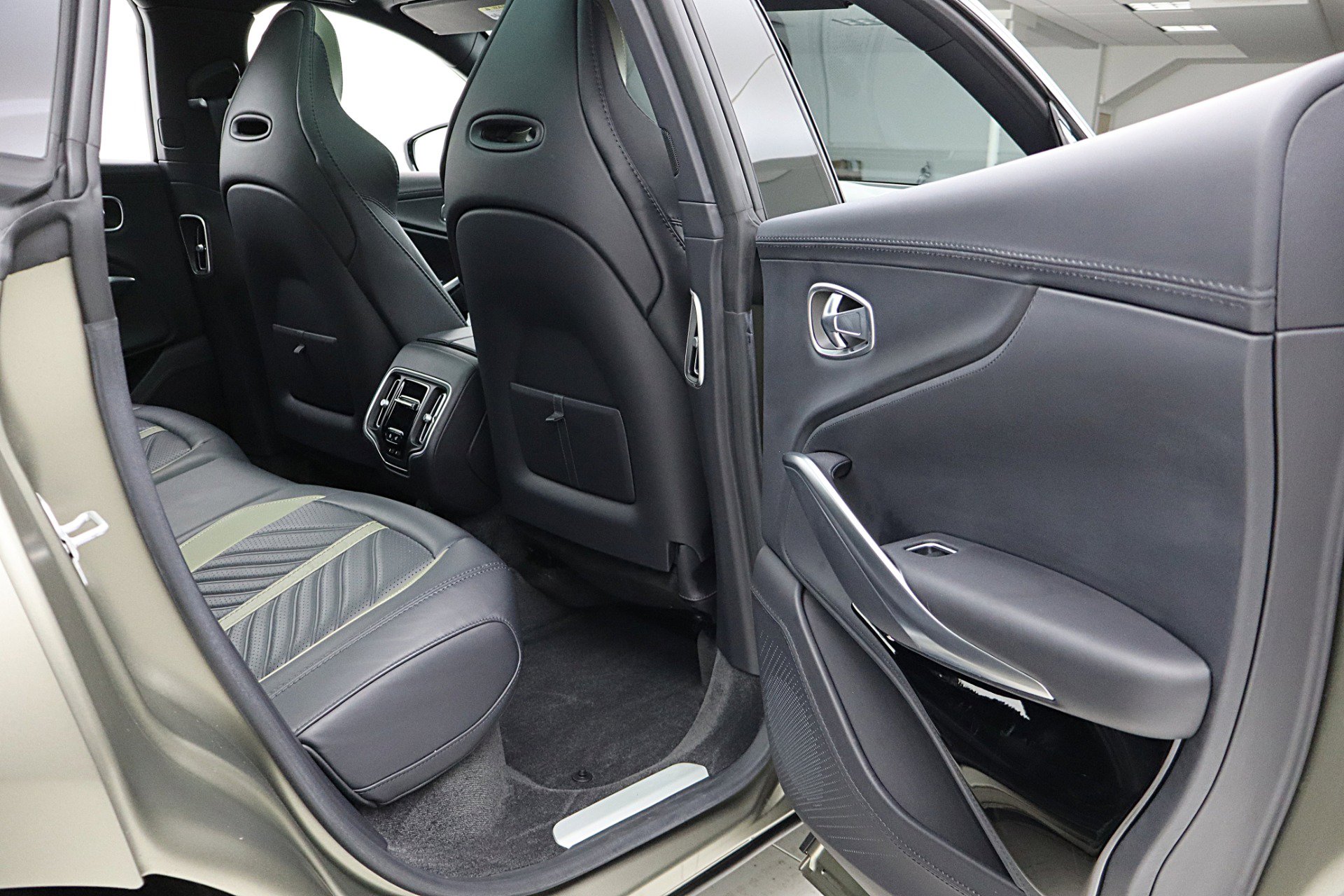 Used 2023 Aston Martin DBX 707 image 44