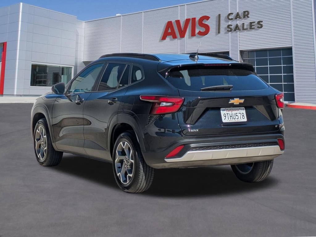 Used 2025 Chevrolet Trax LT w/ LT Convenience Package image 9