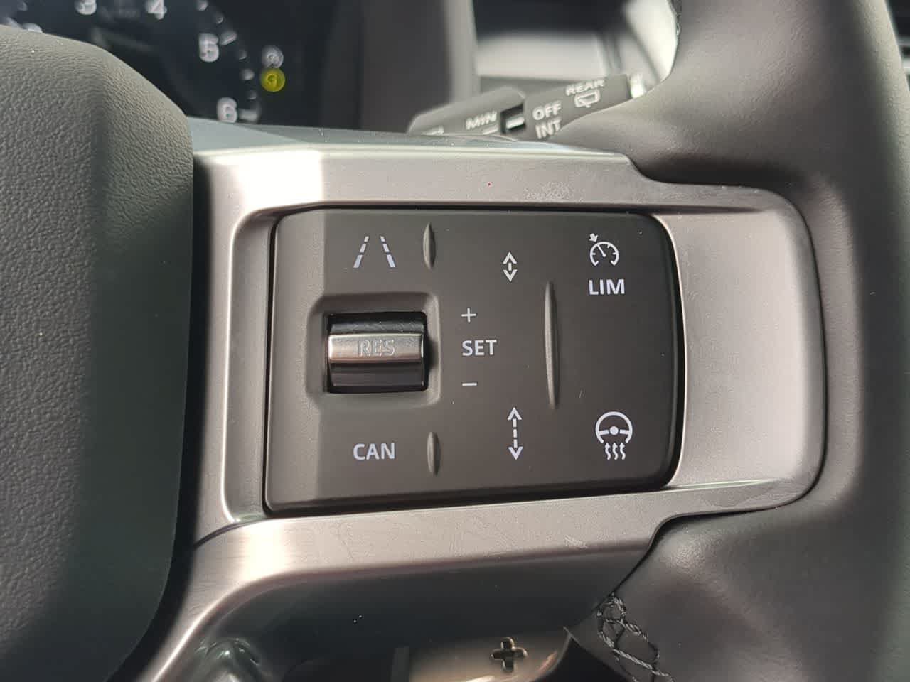 Certified 2025 Land Rover Discovery Dynamic SE AWD/4WD image 27