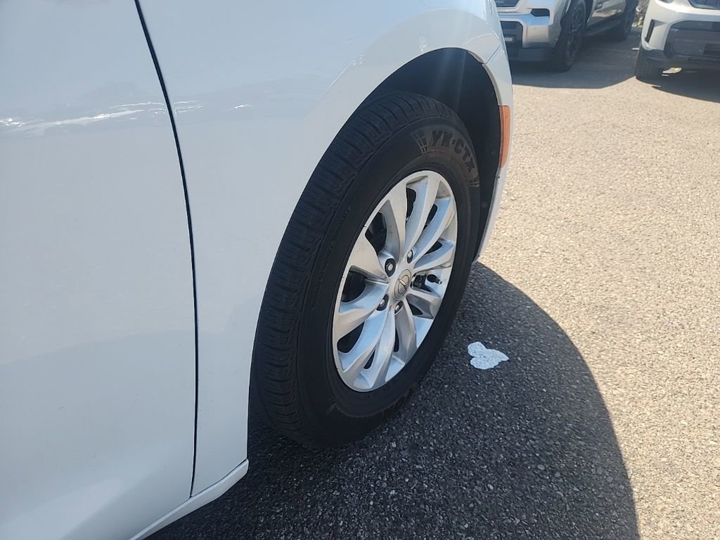 Used 2017 Chrysler Pacifica Touring w/ Tire & Wheel Group image 15