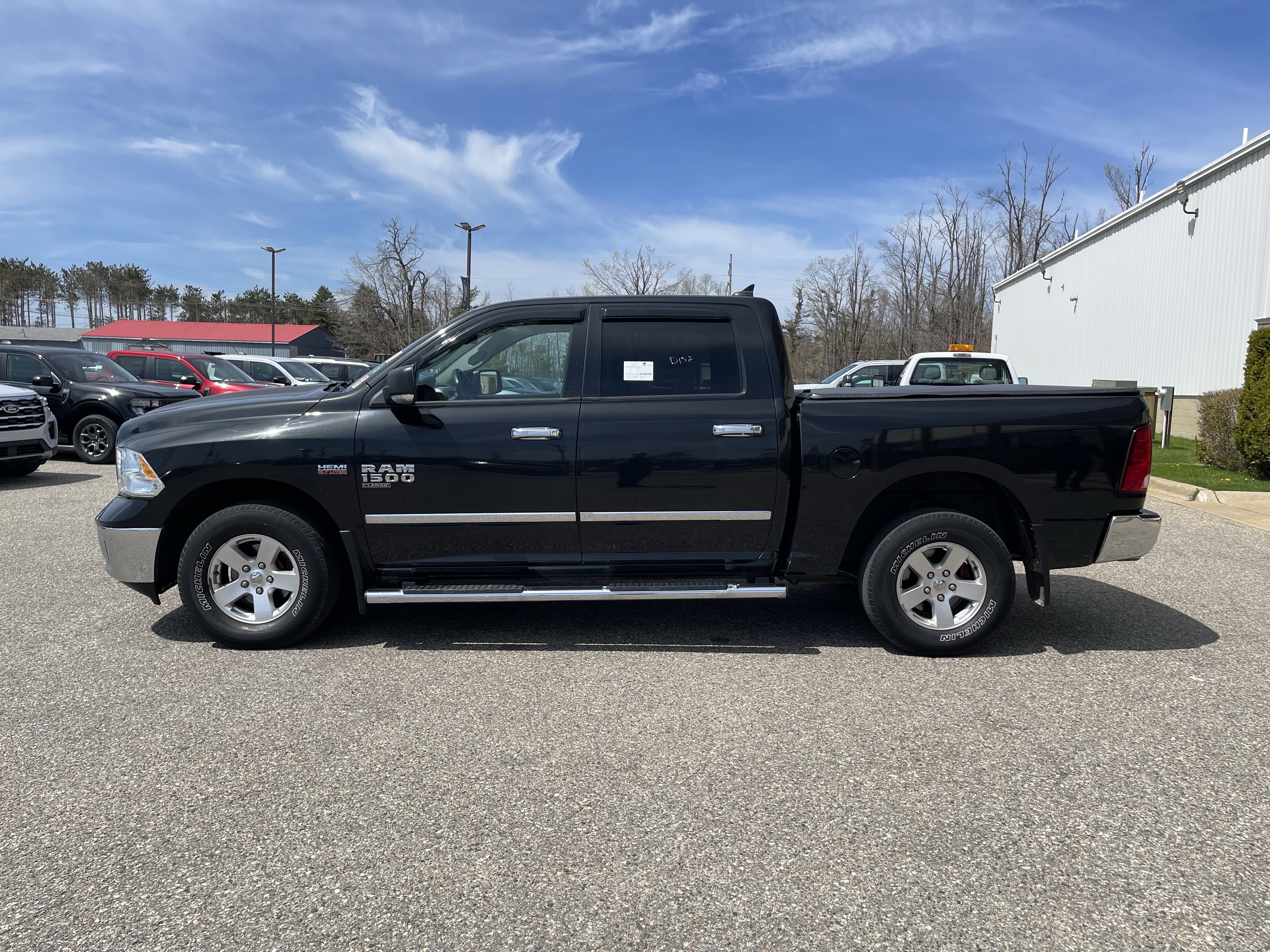 Used 2019 RAM 1500 Classic SLT w/ SLT Plus D￩cor Group AWD/4WD image 7