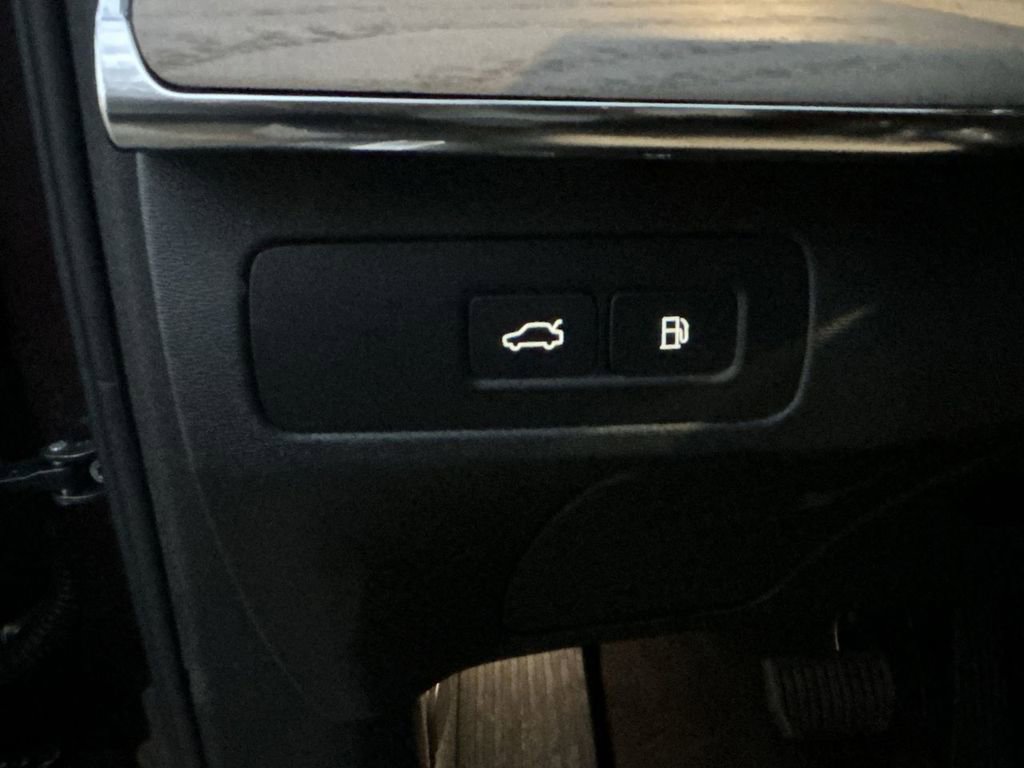 Certified 2025 Volvo XC90 T8 Ultra image 17