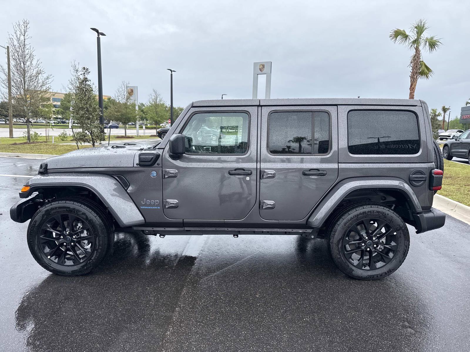 Used 2025 Jeep Wrangler Unlimited Sahara w/ Safety Group image 6