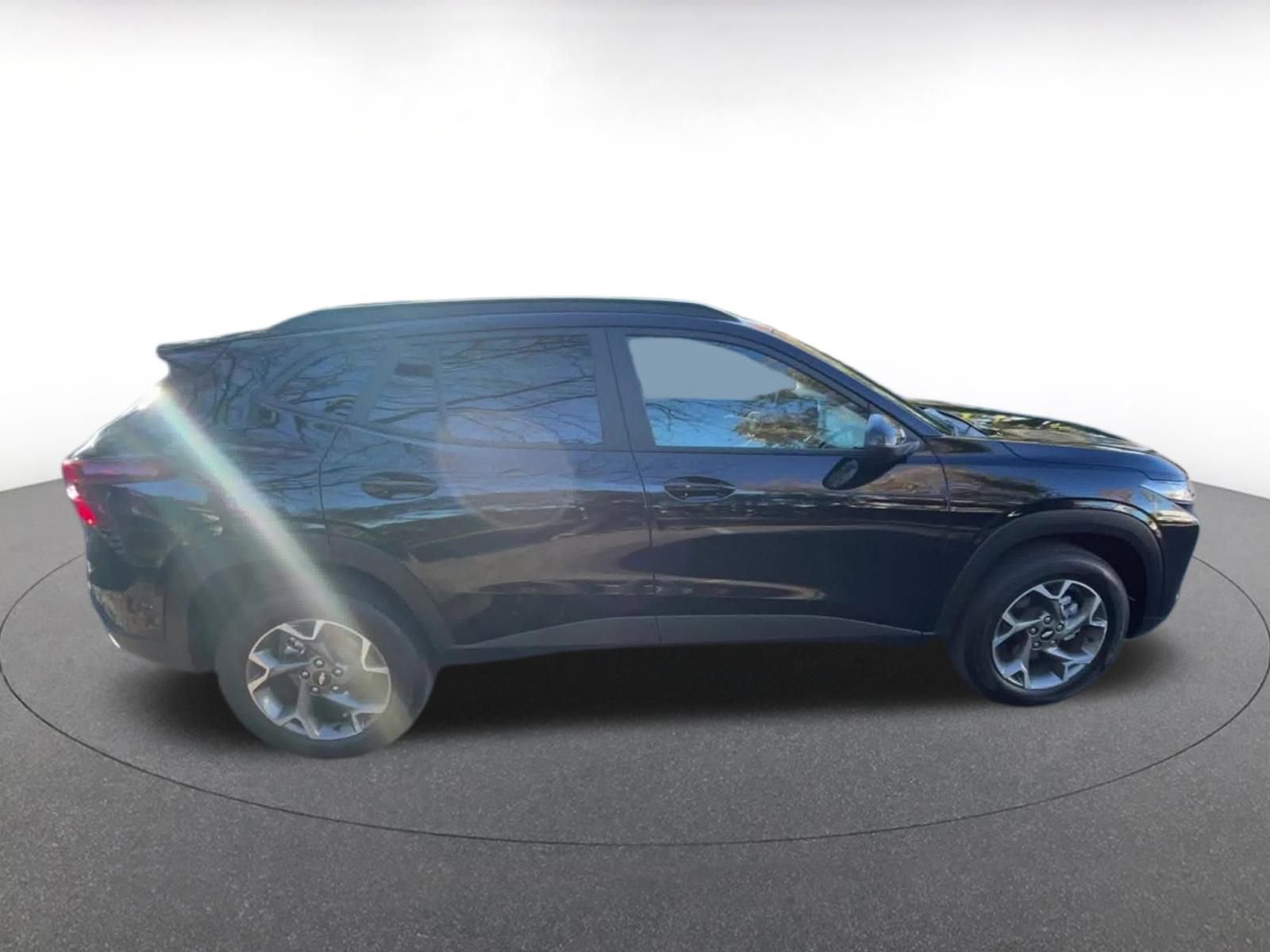 Used 2025 Chevrolet Trax LT w/ LT Convenience Package image 16