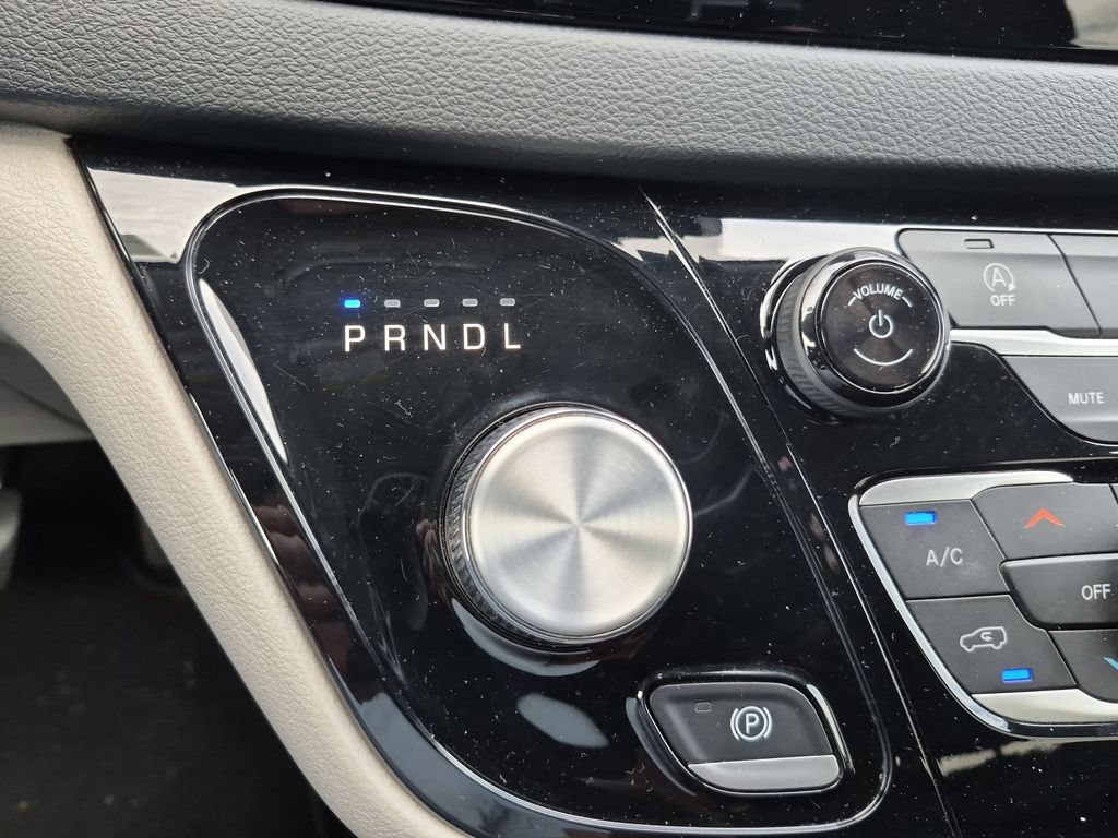 Used 2023 Chrysler Voyager LX FWD image 19