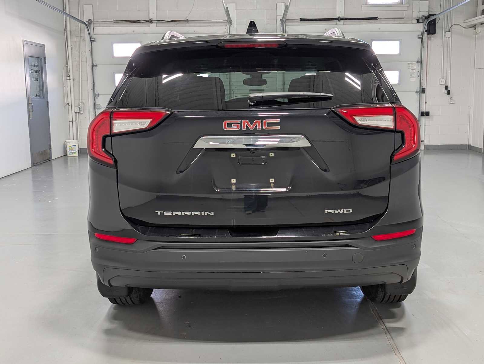 Used 2022 GMC Terrain SLE w/ Driver Convenience Package image 9