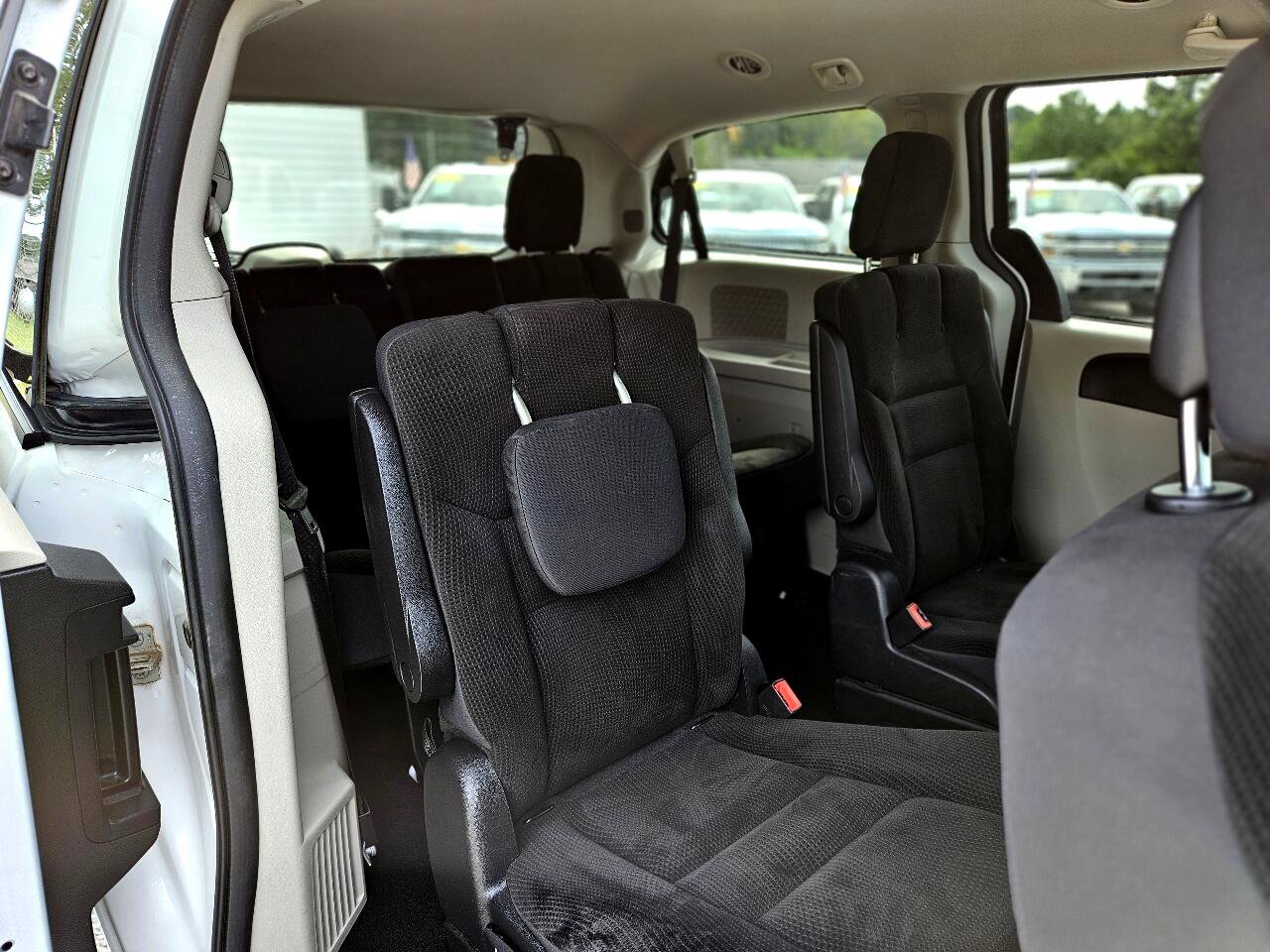 Used 2019 Dodge Grand Caravan SE w/ UConnect Hands-Free Group image 25