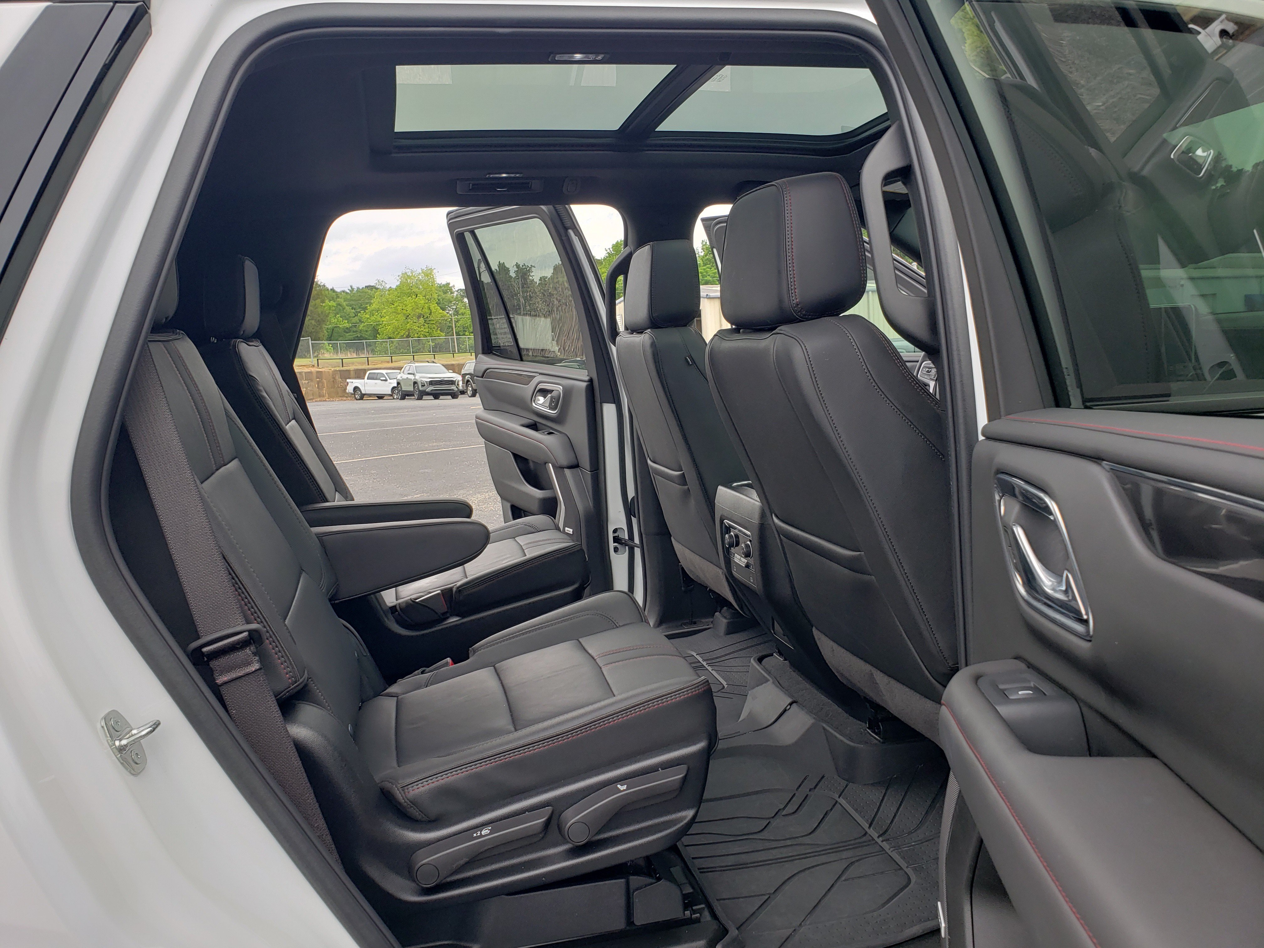 Used 2024 Chevrolet Tahoe RST w/ Luxury Package AWD/4WD image 31
