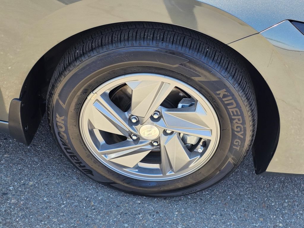 Certified 2025 Hyundai Elantra SE FWD image 10