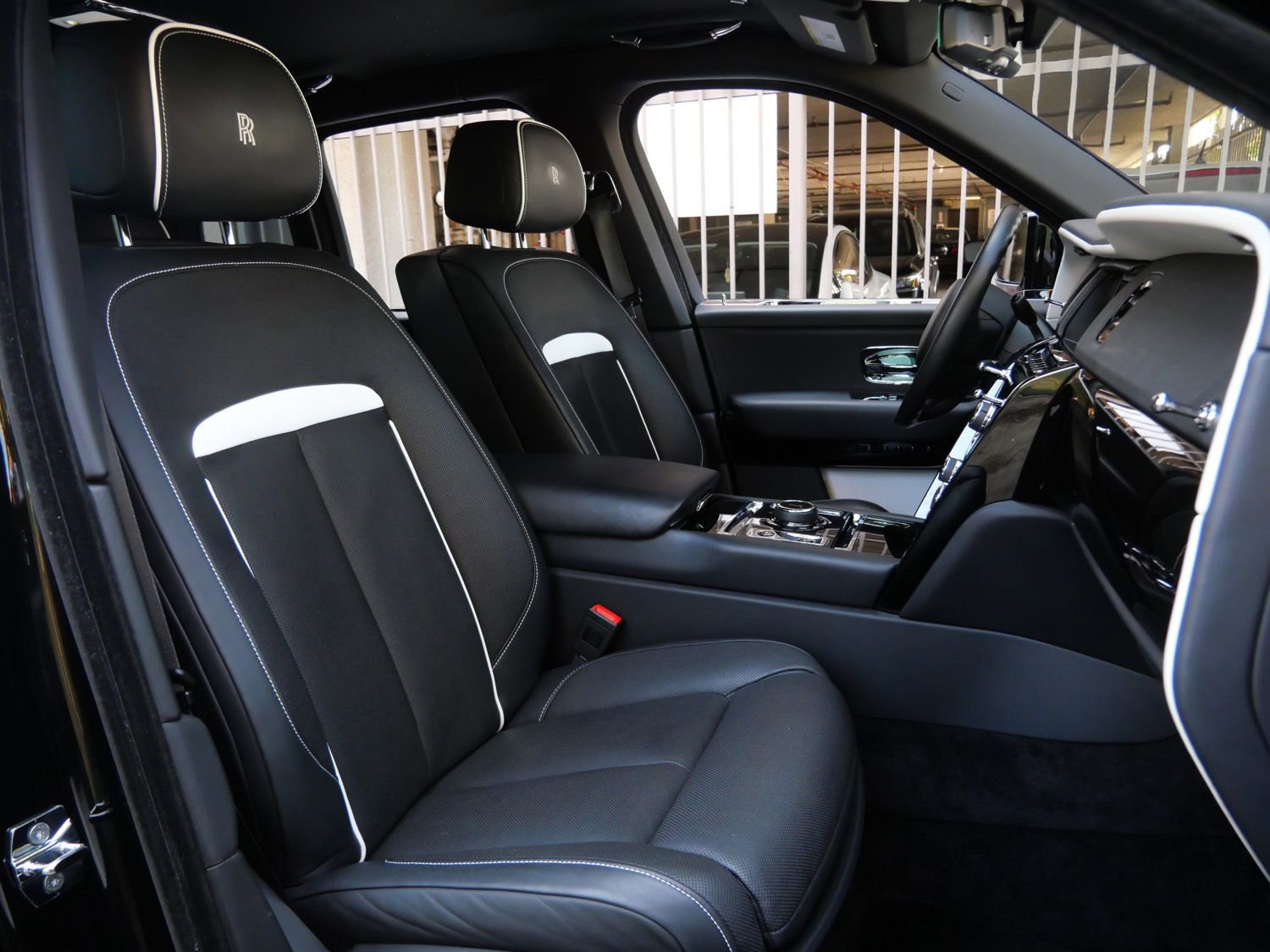 Used 2022 Rolls-Royce Cullinan Black Badge w/ Dark Exterior Package image 38