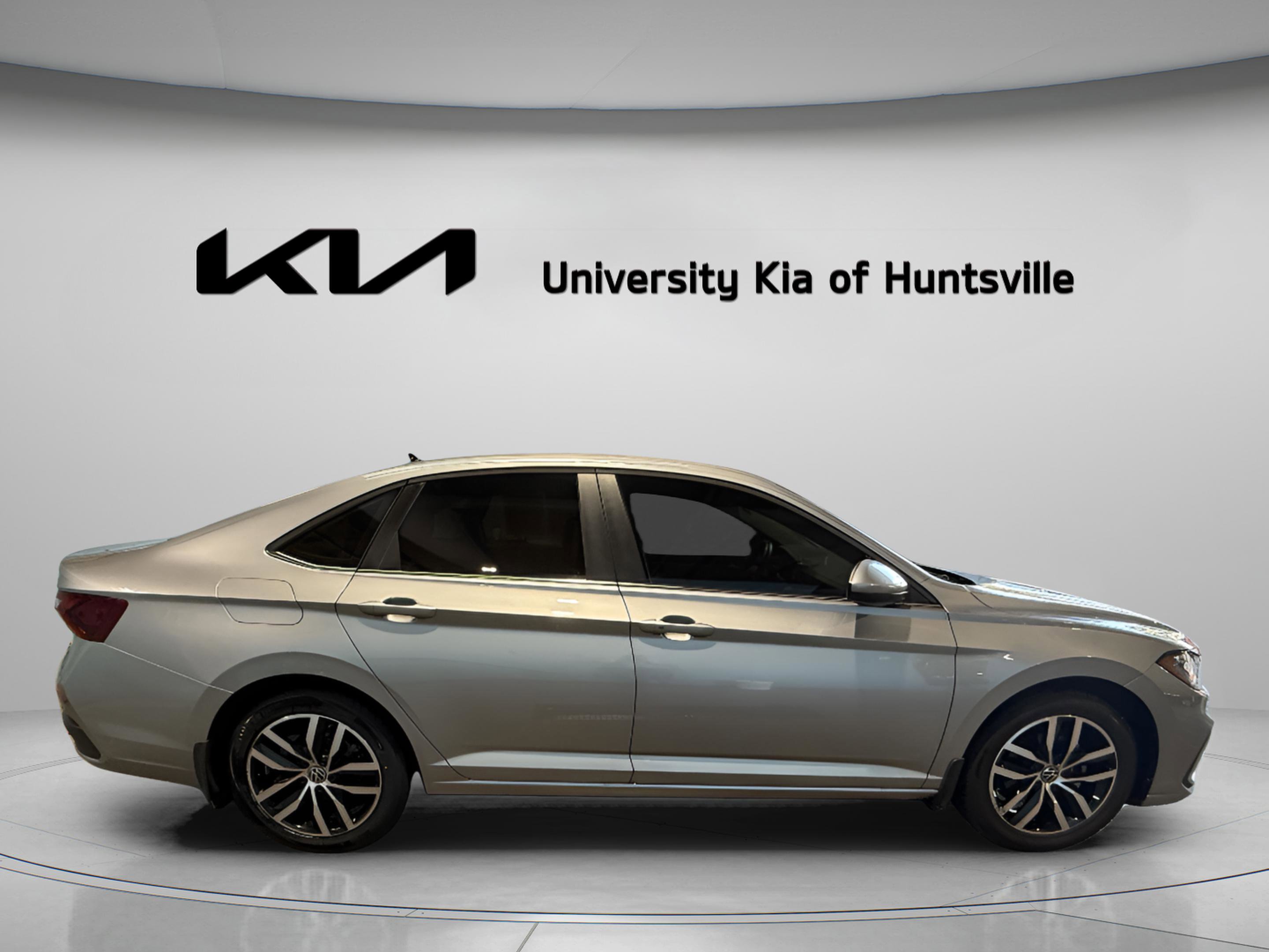 Used 2025 Volkswagen Jetta SE image 8