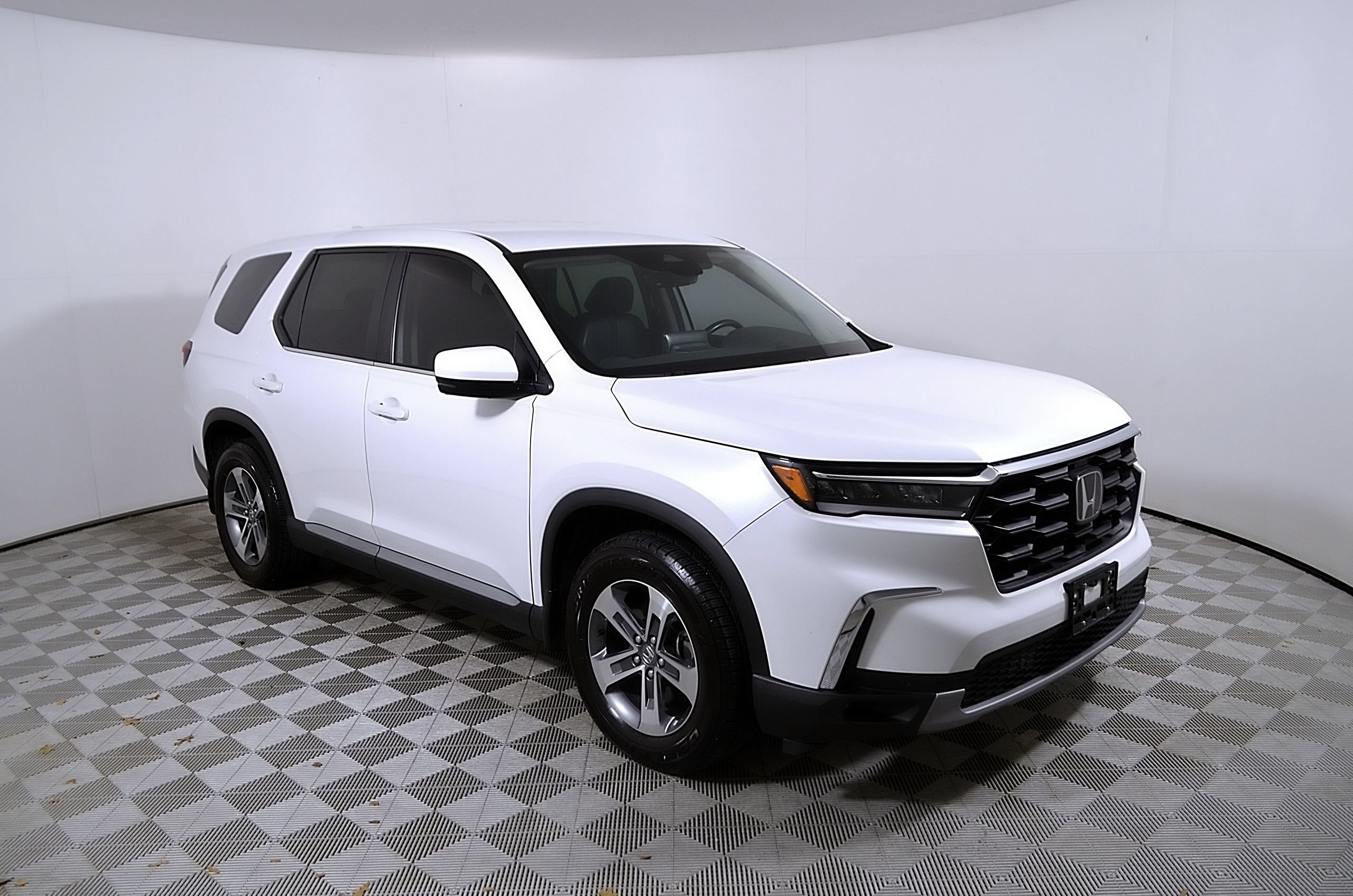 Used 2025 Honda Pilot EX-L image 6
