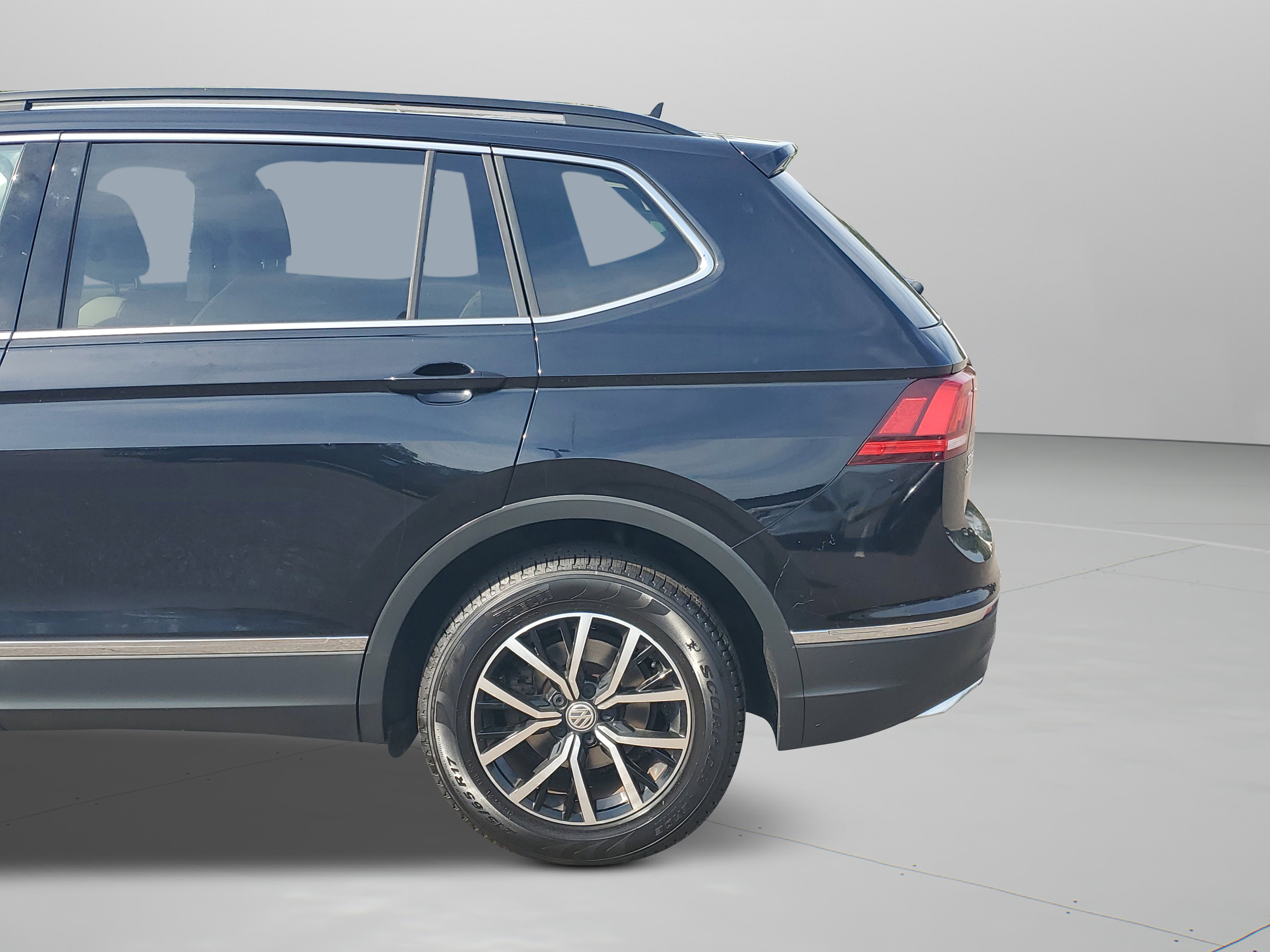 Used 2021 Volkswagen Tiguan SE image 34