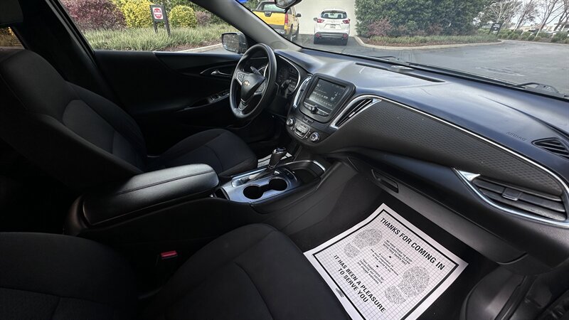 Used 2017 Chevrolet Malibu LT FWD image 11