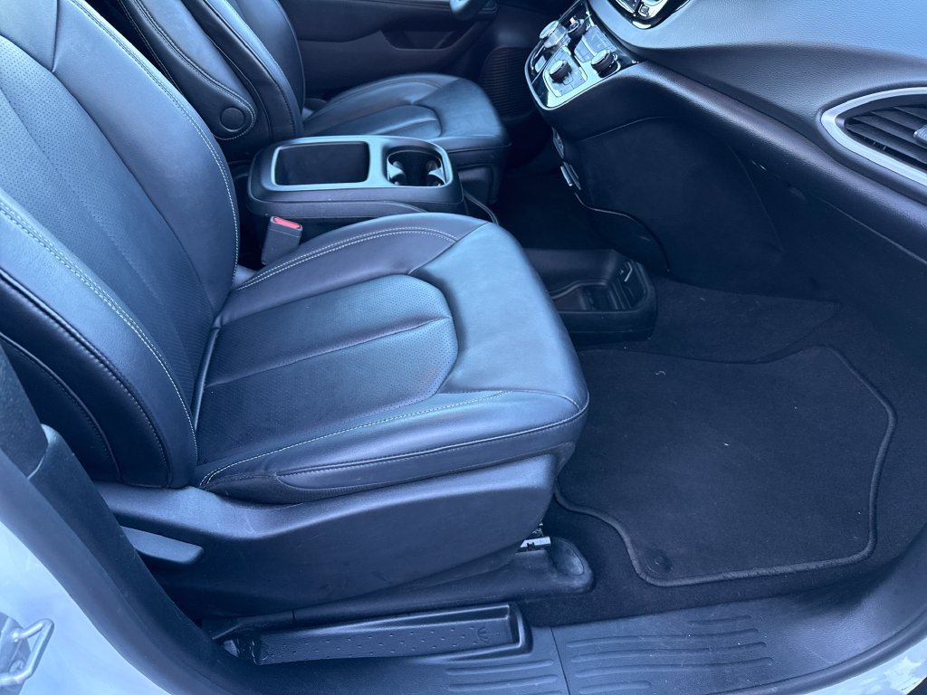 Used 2025 Chrysler Pacifica Select FWD image 24