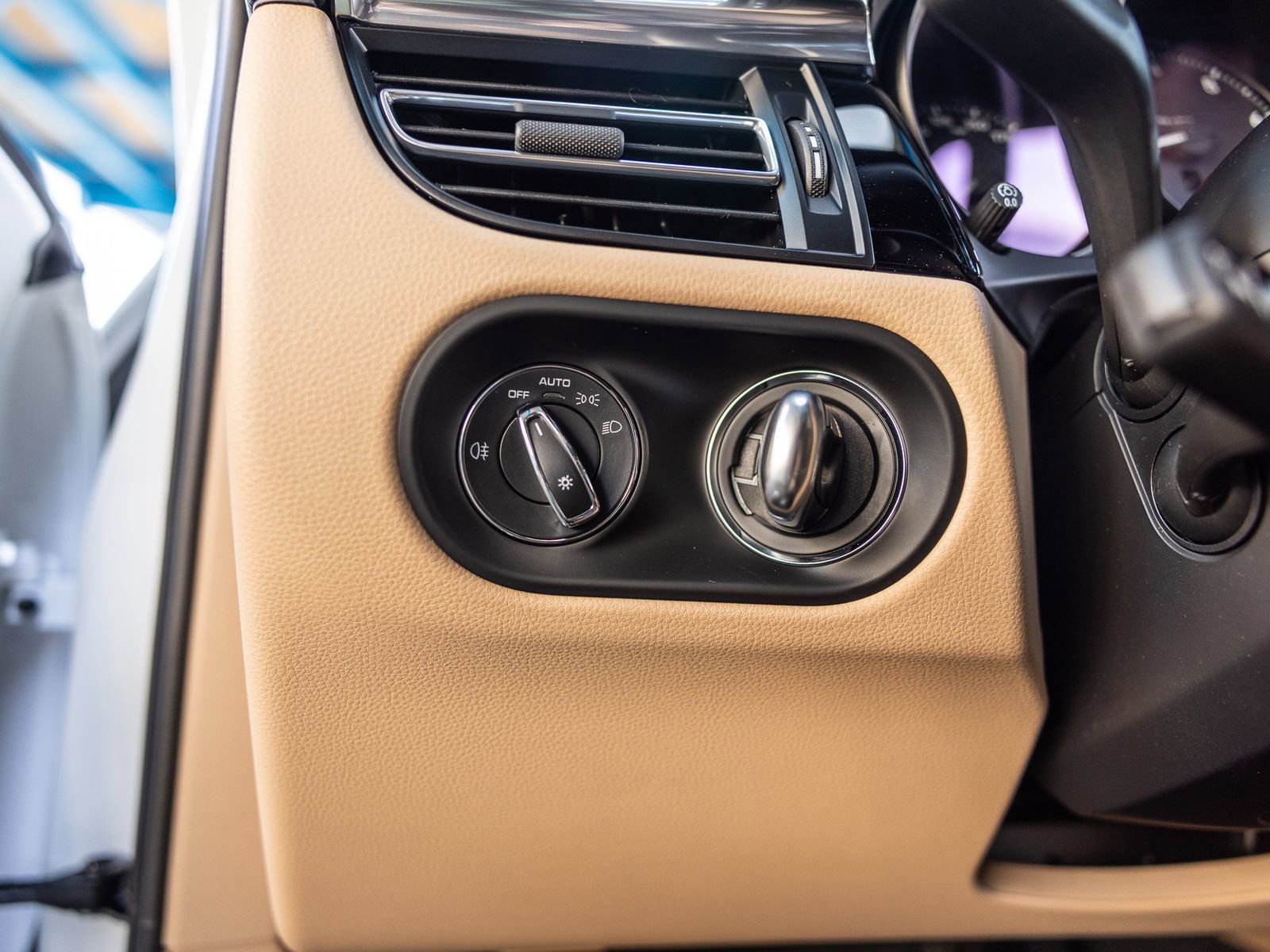 Certified 2025 Porsche Macan image 33