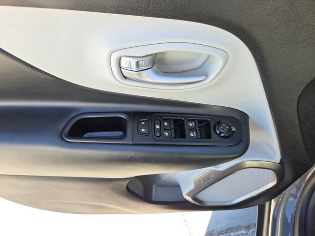 Used 2022 Jeep Renegade Latitude AWD/4WD image 17