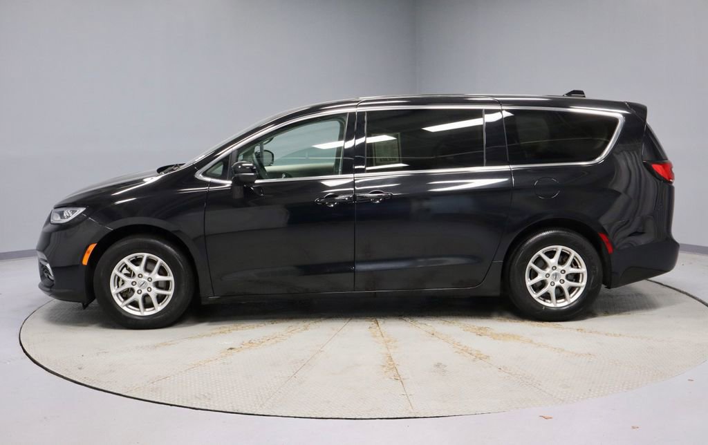 Used 2024 Chrysler Pacifica Touring-L FWD image 9
