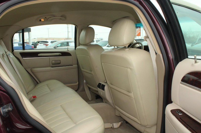 Used 2006 Lincoln Town Car Signature image 13