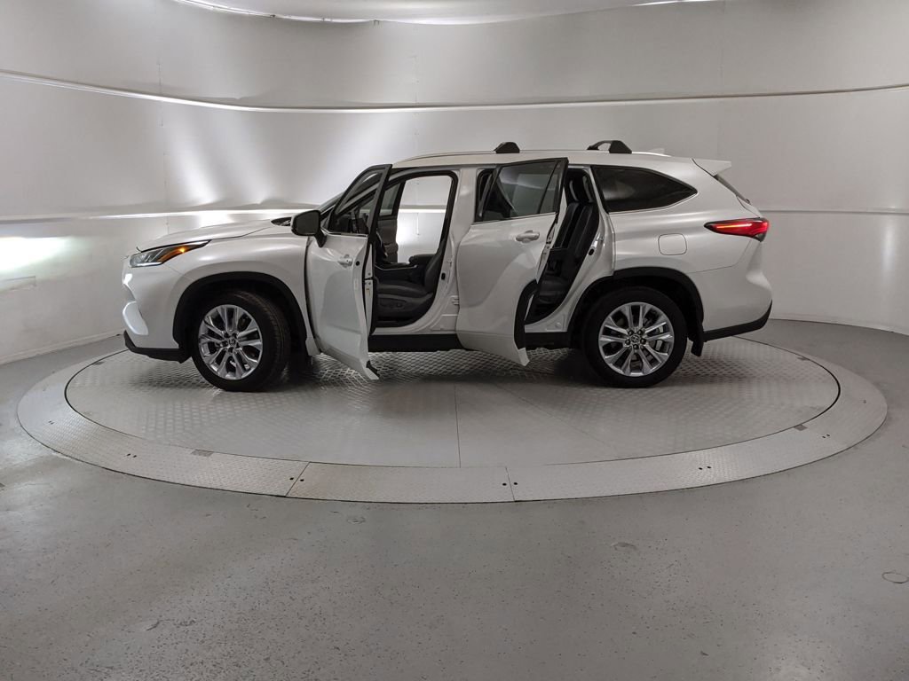 Used 2023 Toyota Highlander Limited image 11
