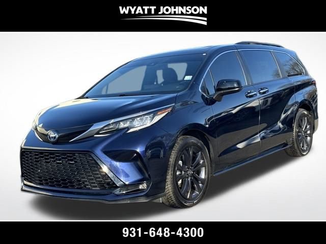 Used 2022 Toyota Sienna XSE image 1