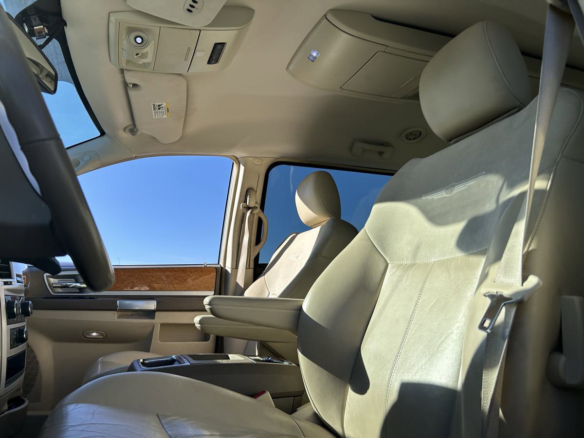 Used 2010 Chrysler Town & Country Limited FWD image 18