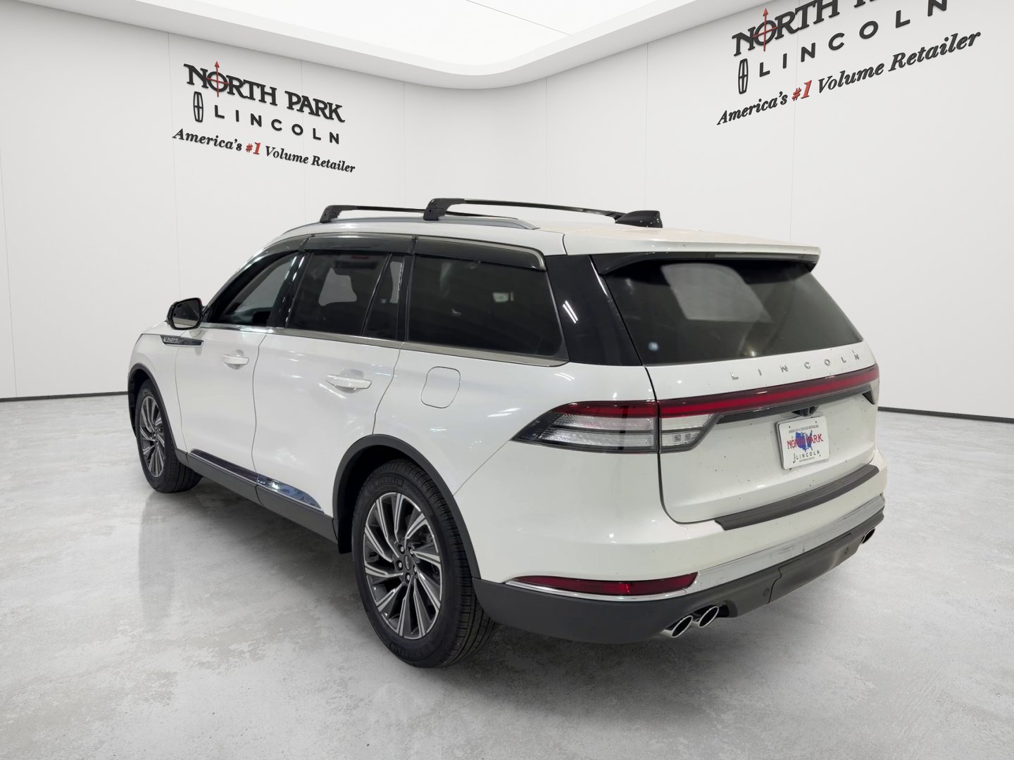 Used 2026 Lincoln Aviator 2WD image 3