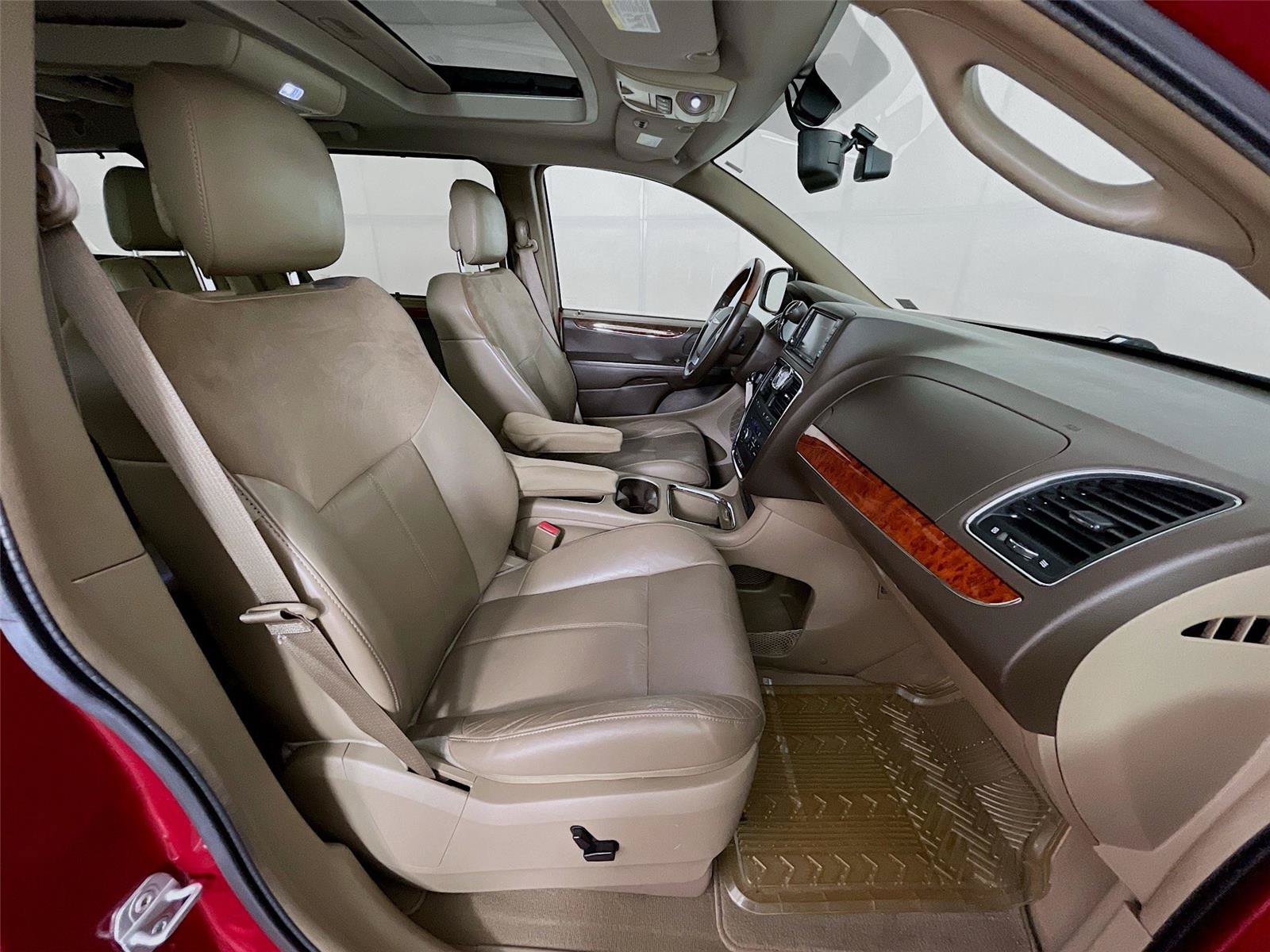 Used 2014 Chrysler Town & Country Limited w/ Luxury Group FWD image 32
