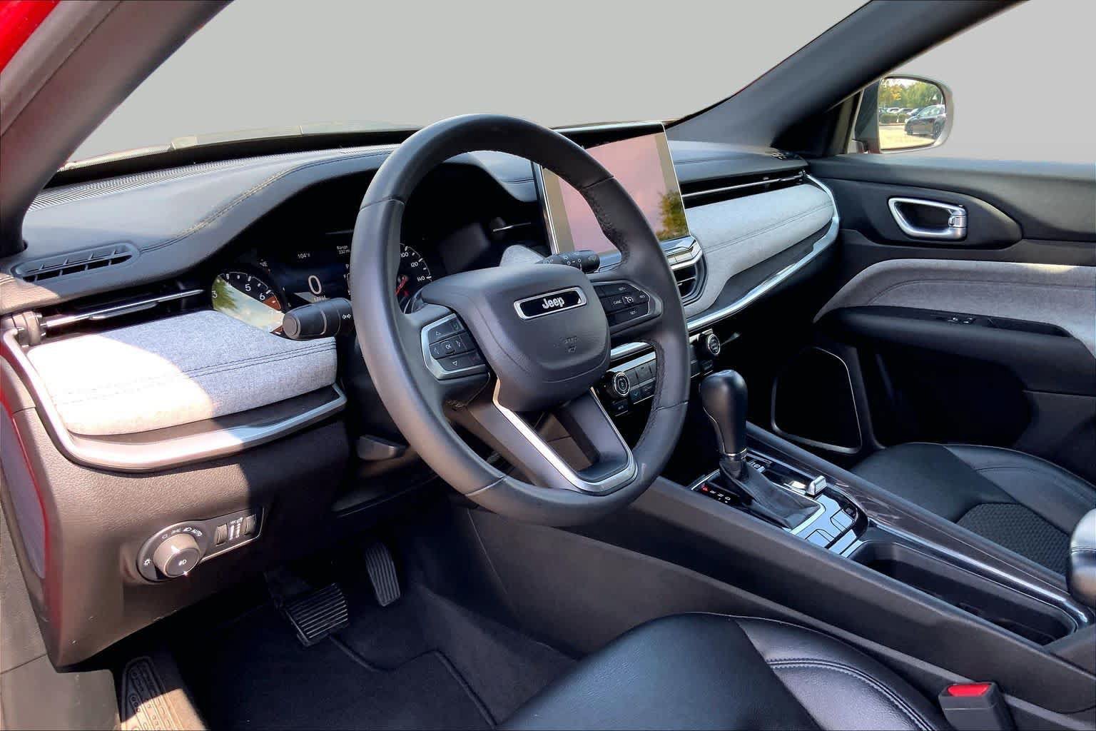 Used 2024 Jeep Compass Latitude AWD/4WD image 17