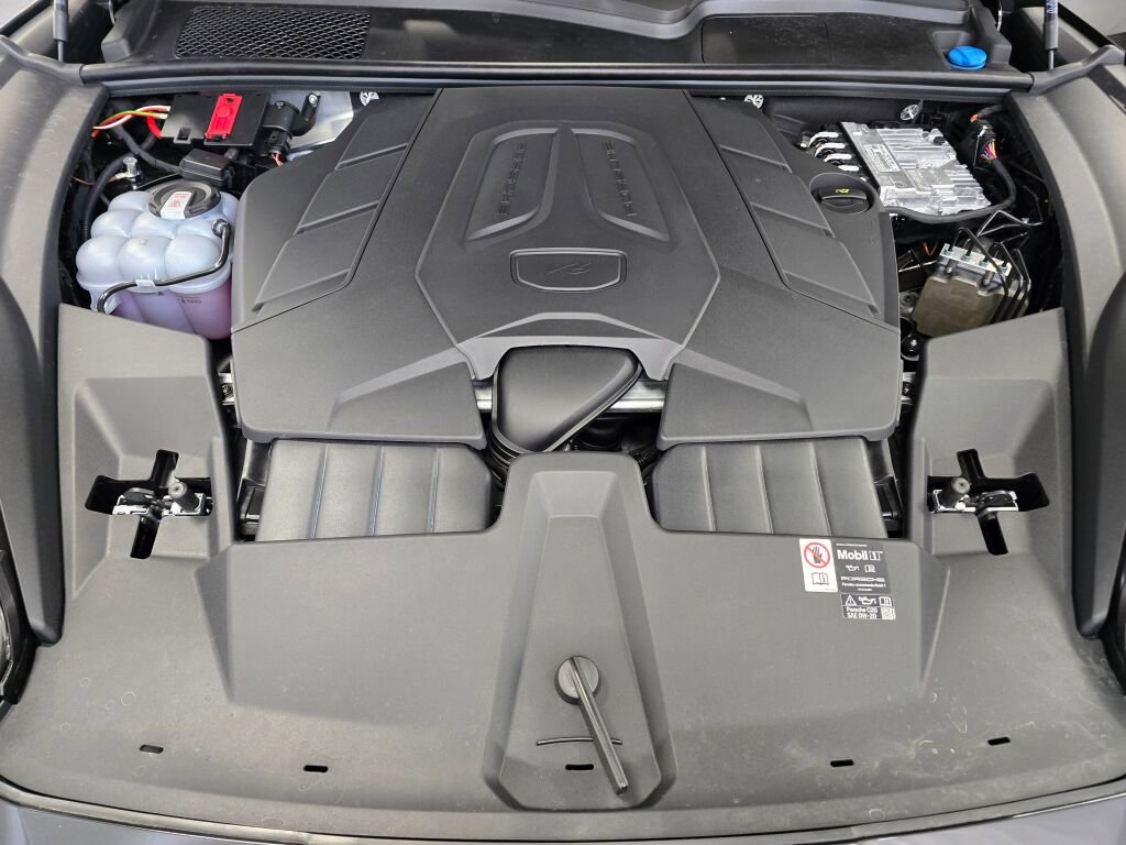 Certified 2025 Porsche Cayenne image 12
