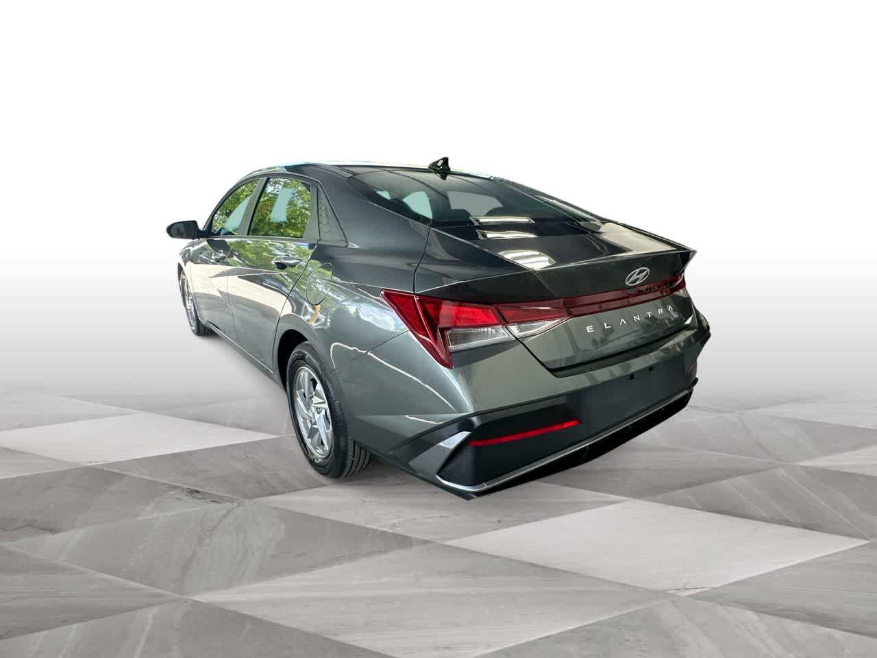 Used 2026 Hyundai Elantra SE FWD image 6