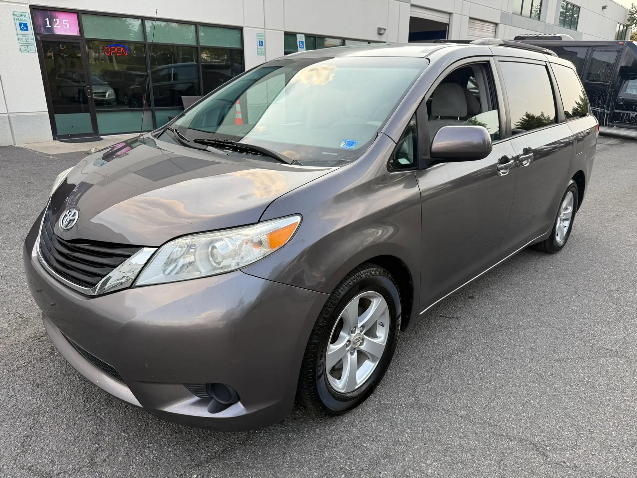 Used 2012 Toyota Sienna LE FWD image 11