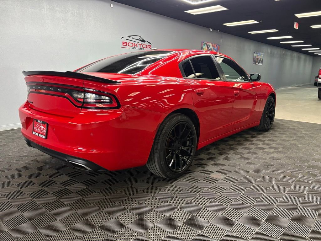 Used 2018 Dodge Charger SXT w/ Blacktop Package RWD image 11