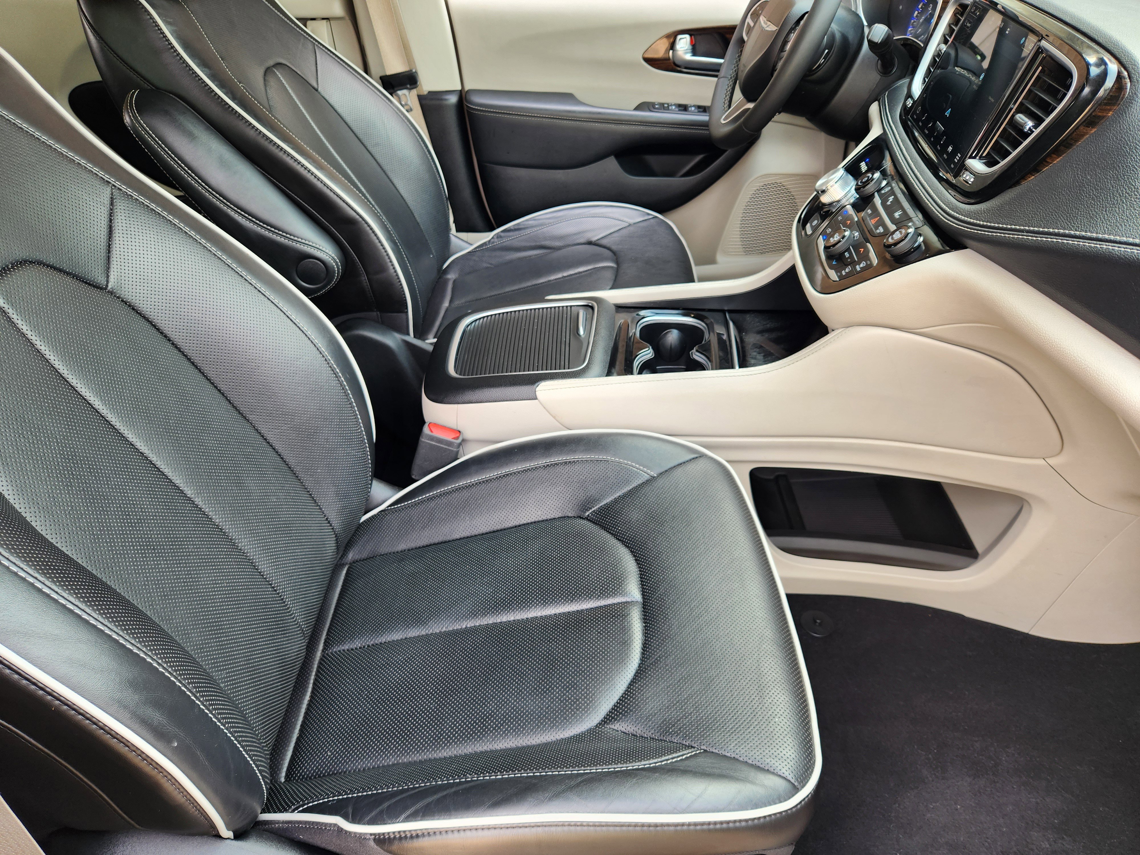 Used 2023 Chrysler Pacifica Limited FWD image 15