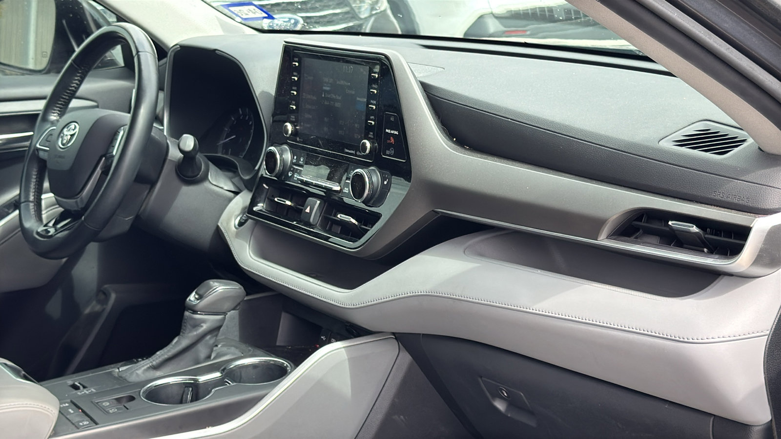 Used 2020 Toyota Highlander XLE image 28