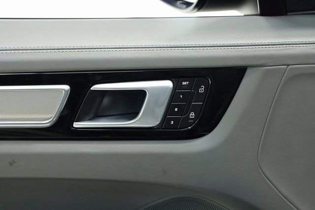 Used 2022 Porsche Cayenne Platinum Edition AWD/4WD image 34