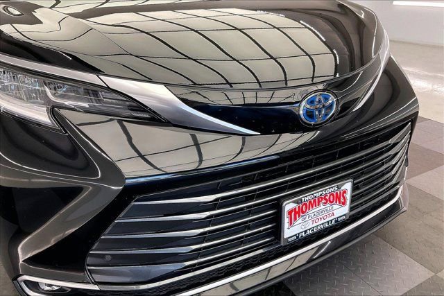 Used 2024 Toyota Sienna Limited image 31