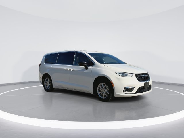 Used 2025 Chrysler Pacifica Select FWD image 2