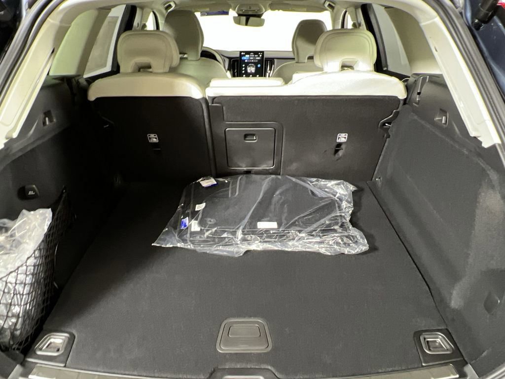 New 2026 Volvo XC60 T8 Ultra w/ Climate Package image 18