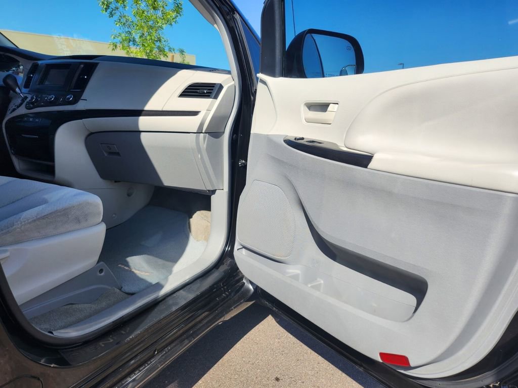 Used 2012 Toyota Sienna LE w/ Towing Pkg FWD image 26