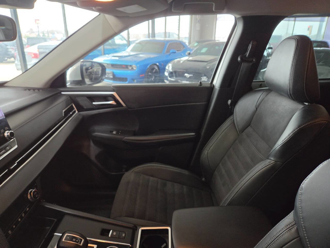 Used 2023 Mitsubishi Outlander SE image 16