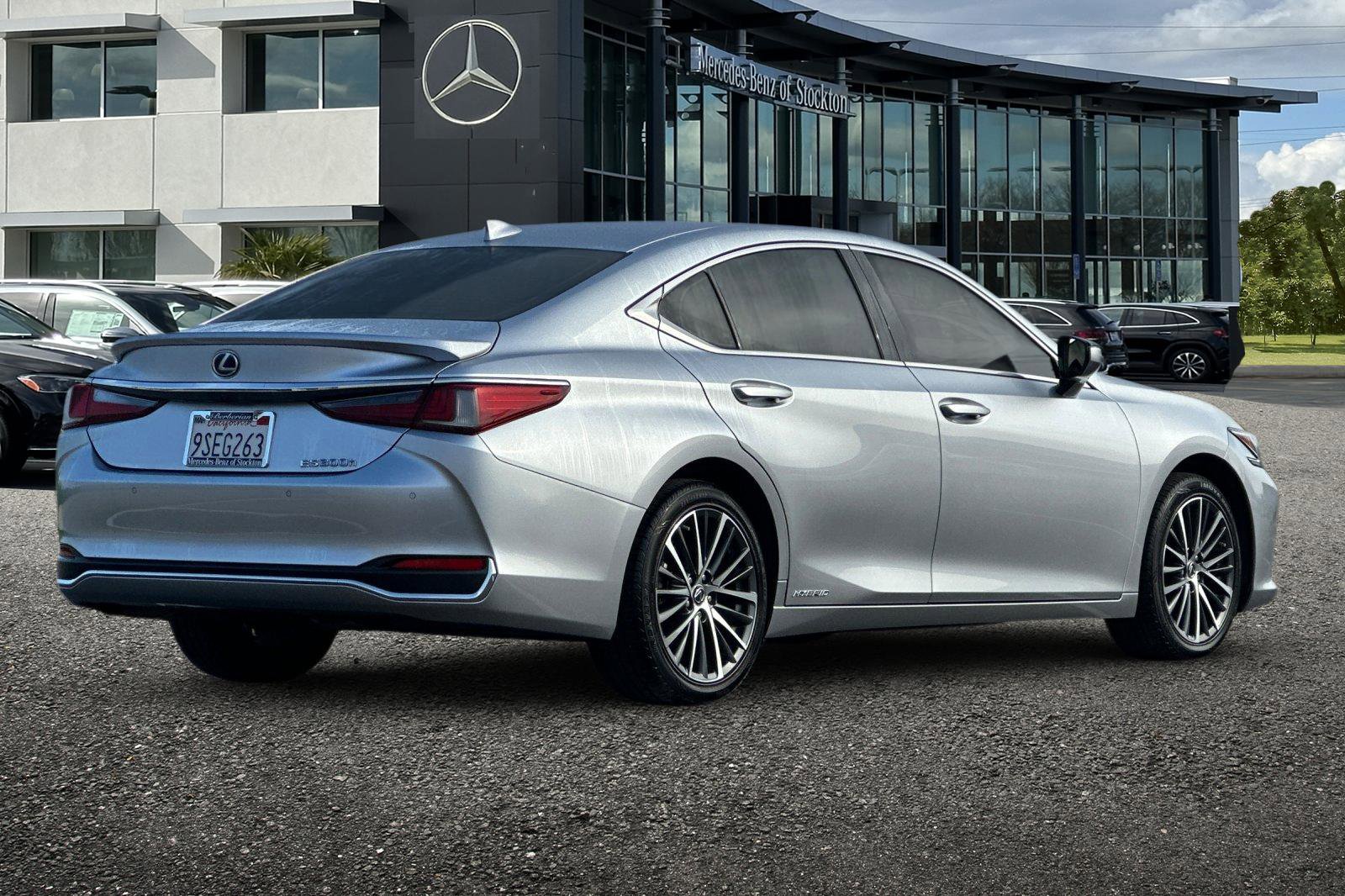 Used 2022 Lexus ES 300h ES 300h image 4