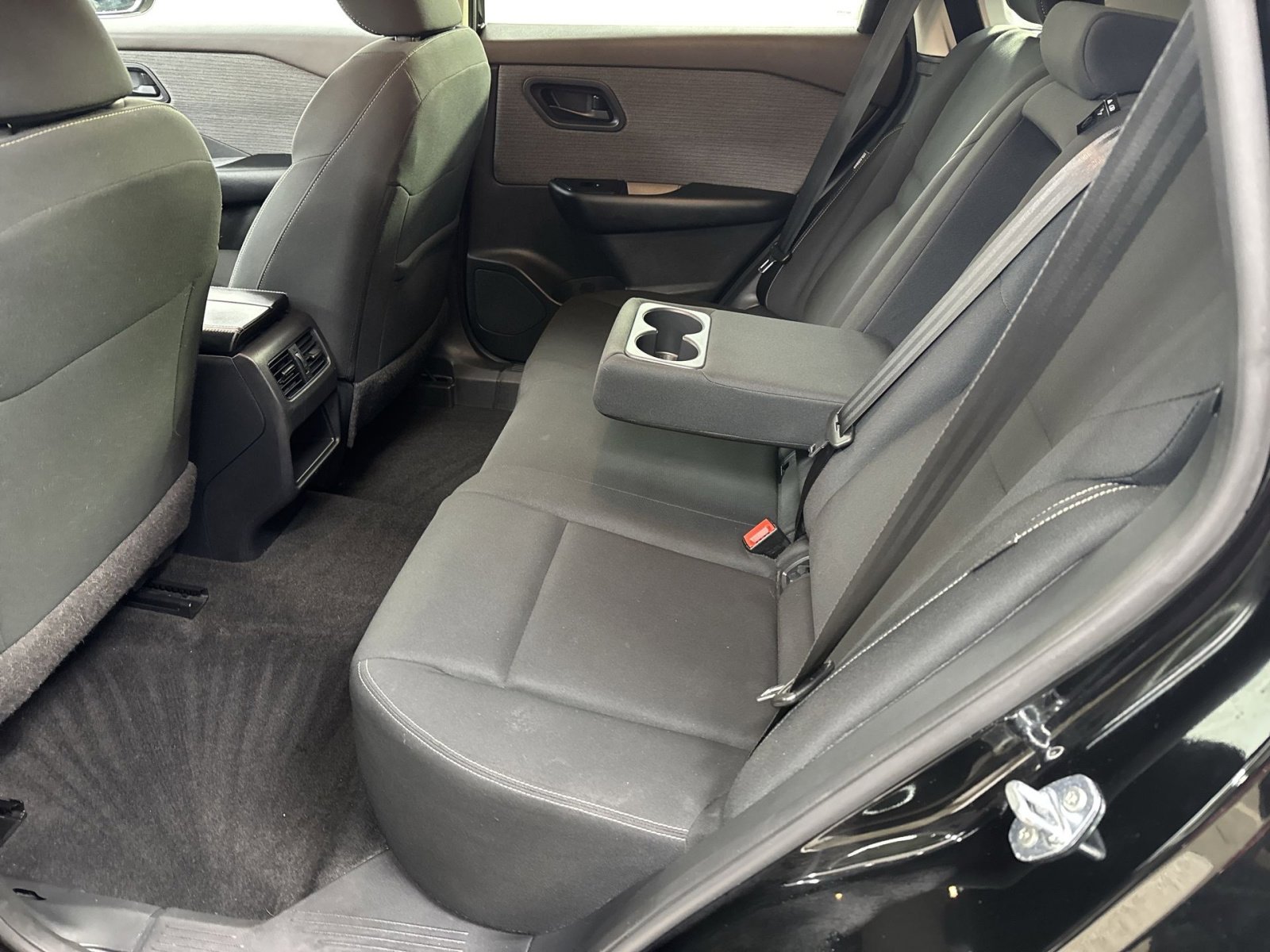 Used 2023 Nissan Rogue S image 28